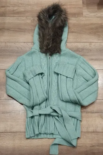 Blusa com capuz peluciado, zíper e cinto