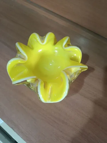 Título: Cinzeiro / Centro de Mesa Estilo Murano Amarelo e Branco - Antigo