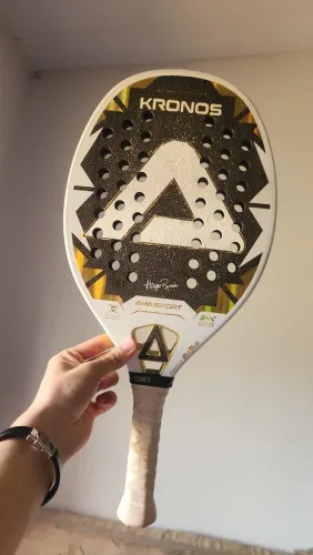 Raquete kronos white titanium modelo: Hugo russo 