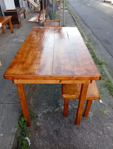Mesa de madeira com com 1 banco