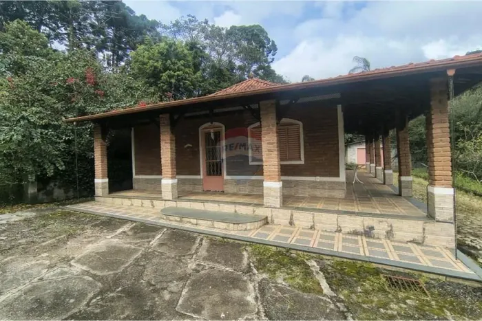 Chácara dos Sonhos: Vida Tranquila em Barbacena!
