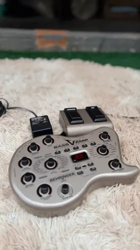 Behringer Bass V-AMP - Multi-efeitos / Simulador para Contrabaixo