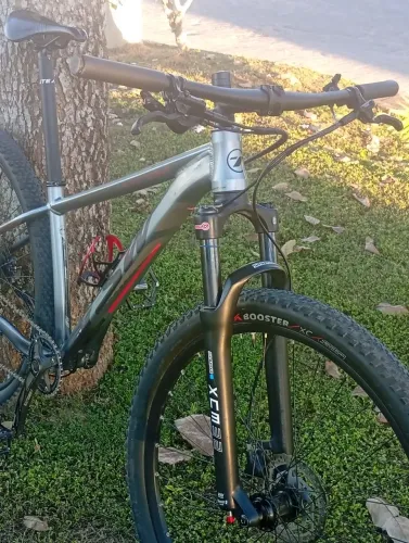 Suspensão suntour xcm32 Air boost com 100 de curso e tapered 