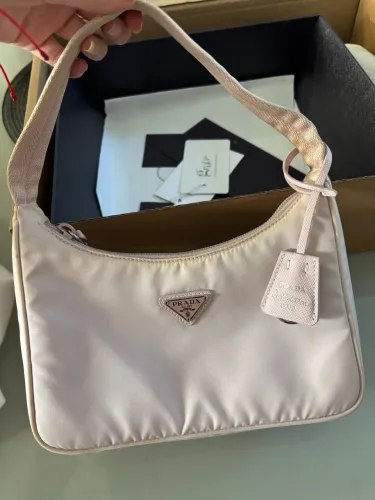 Bolsa Prada re-edition rosa bebê em nylon 