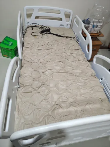 Cama hospitalar motorizada com ajuste de altura e movimentos