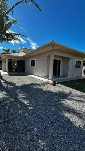 Casa ampla no centro da Pinheira, a 700 metros da praia