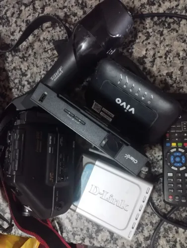 Lote de Eletrônicos Não Testados - Filmadora JVC + Roteadores + Secador