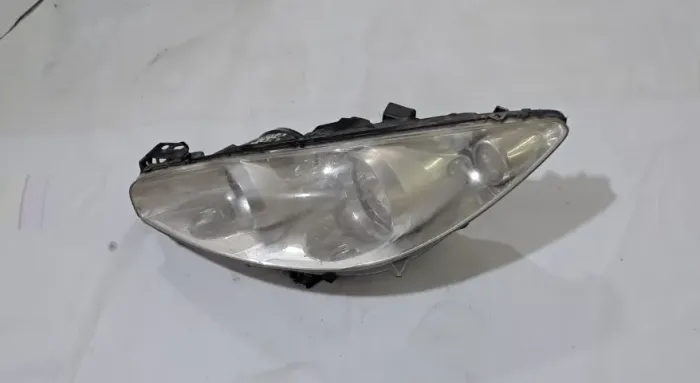 Farol do Peugeot 307 usado em bom estado 