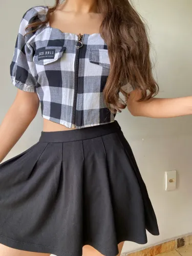 Conjunto infantil saia preta e blusinha xadrez, tamanho 10