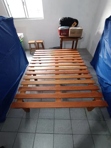 CAMA DE CASAL, ACOMPANHA ESTRADO DE MADEIRA E BIDE