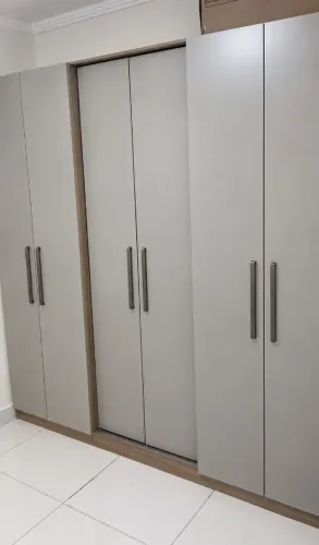 Guarda roupas grande de mdf e 6 portas lindo