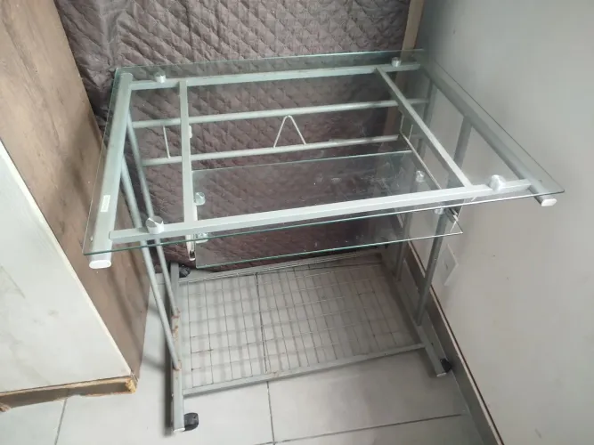 vendo mesa de vidro para computador. 