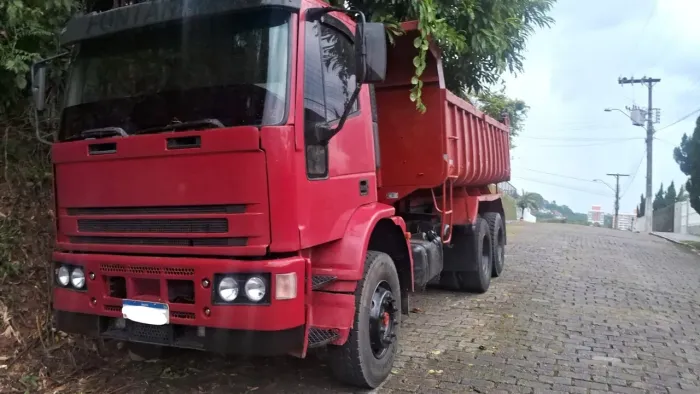 Caminhão caçamba Iveco 1999 vermelho