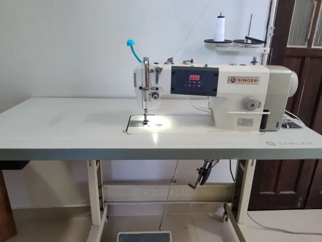 Máquina de Costura Industrial Eletrônica Reta com corte