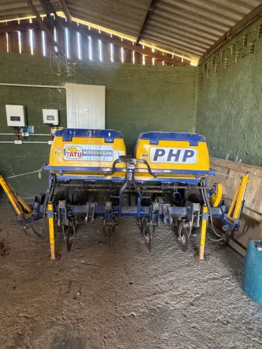 Plantadeira de 4 linhas Tatu plantio direto