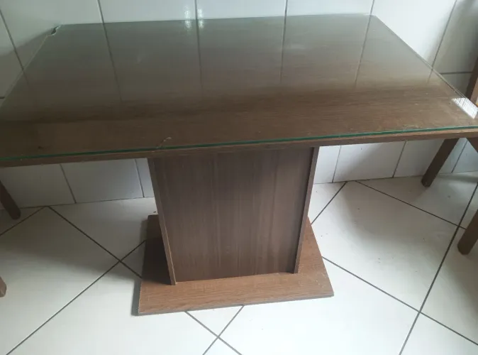 Mesa com tampão de vidro sem cadeiras