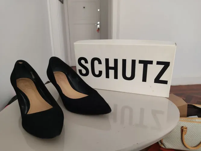 Sapato scarpin de camurça com salto baixo - Schutz (preto)