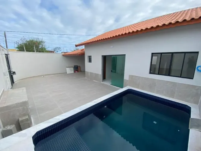 Casa com 3 dormitórios lado praia com piscina em Mongaguá