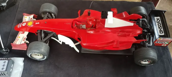 Automodelo Ferrari F1 2004 1/8 convertida para elétrica 