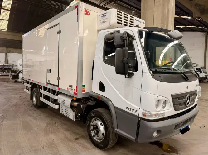 Caminhão Mercedes Accelo 1017, refrigerado