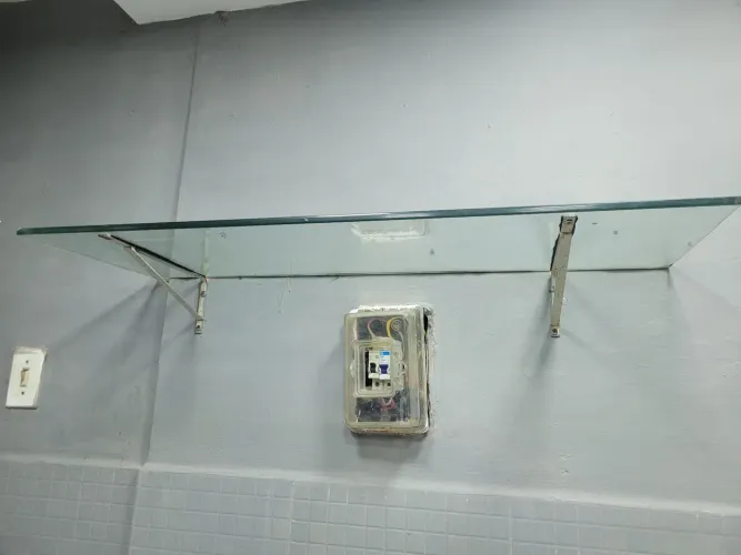 Vendo 2 prateleiras de vidro temperado