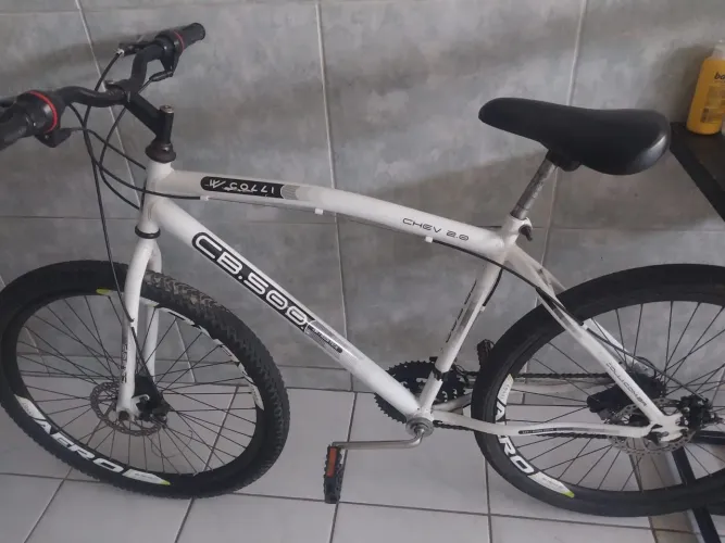 Bicicleta aro 26 branca Caloi freio a disco