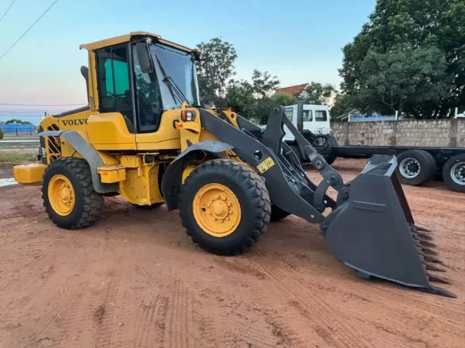 Máquina em excelente estado, pronta pra serviço