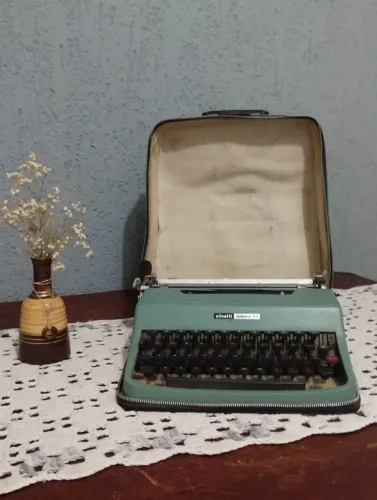 Máquina Portátil antiga Olivetti Lettera 32