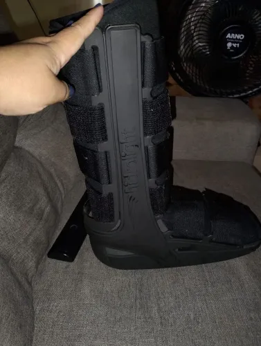 Vendo bota ortopédica tamanho.M seminova