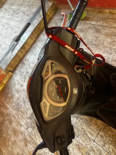 Moto Lead