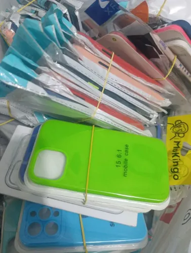 Lote com mais de 400 capinhas de celular. Modelos antigos e lançamentos.