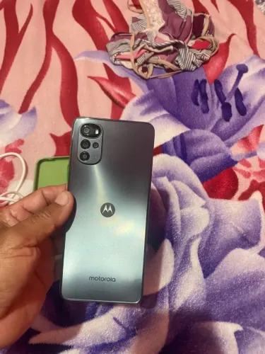 Vendo celular moto g22 novo sem trincos vai com Cabo de carrega película