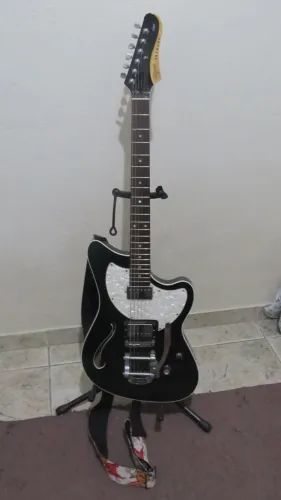 Guitarra semi-acústica Tagima Jet Blues Deluxe (com ponte Bigsby)
