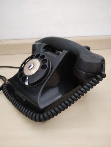 Aparelho de telefone antigo.