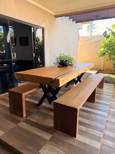Mesa de madeira com bancos