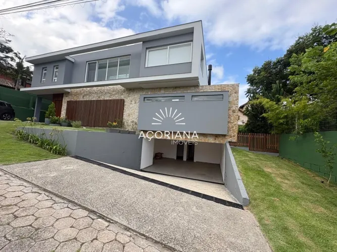 Casa de Alto Padrão em Condomínio Fechado para Locação | 4 Suítes e Piscina