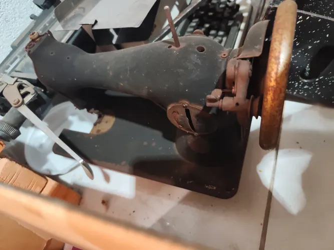 Máquina de costura antigo para enfeitar