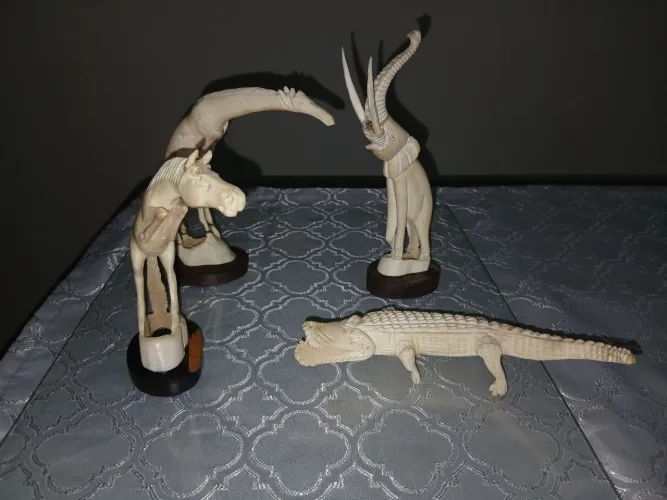 Quatro Esculturas de animais em osso de javali africano - facochér