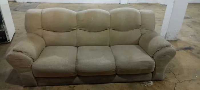 Sofá velho para RETIRAR NO LOCAL IMIRIM ZONA NORTE
