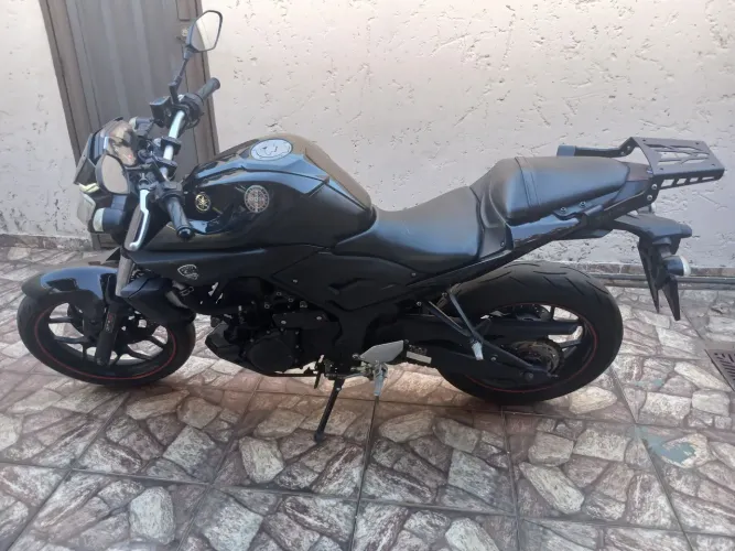 Vende-se esta moto super conservada.