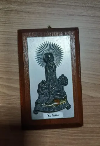  Nossa Senhora de Fátima com fragmento original do santuário de Portugal