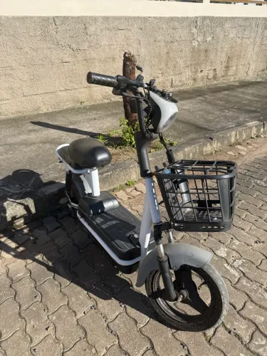 Mini scooter elétrica