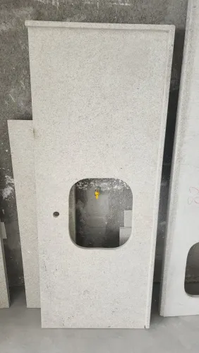 Bancada cozinha granito branco siena com mão francesas de apoio