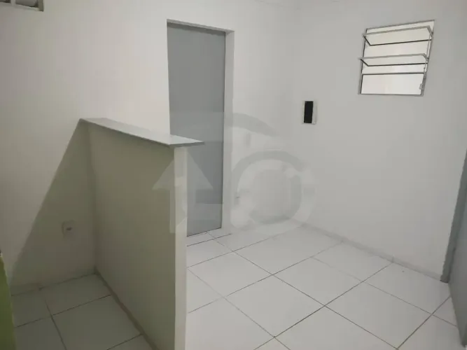 Prédio Comercial no 18 do Forte com Escada Independente e Depósito