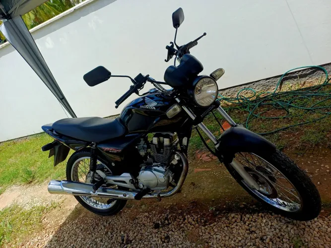 Vendo titan 150 esd completa 