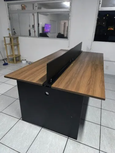 Mesa Modular para Escritório - 4 Posições com Divisória Central