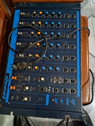 Uma mesa de som da marca oneal com 16 canal funcionando perfeitamente mente . R$ 400 reais