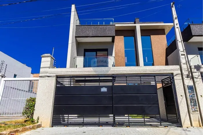 Triplex com Terraço Amplo de Frente para Rua, Bairro Bom Jesus. Paraná.