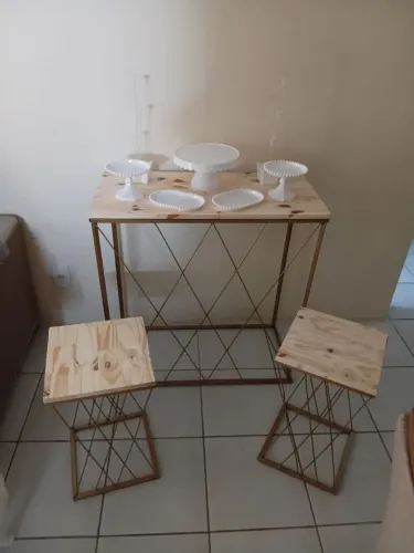 Mesa e 2 banquinhos para decorações de festa