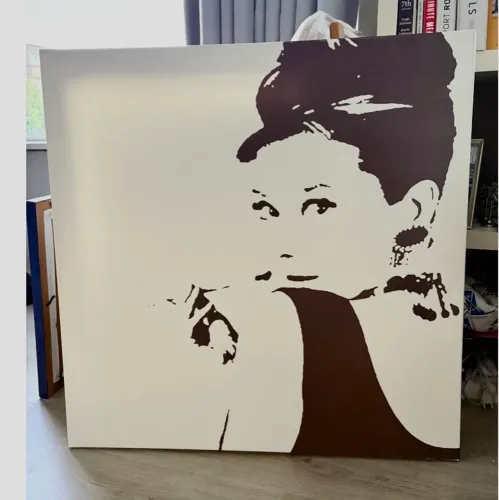 Quadro Ikea Audrey Hepburn ano 2006 - 90x90 - Sofisticação e Arte em Destaque